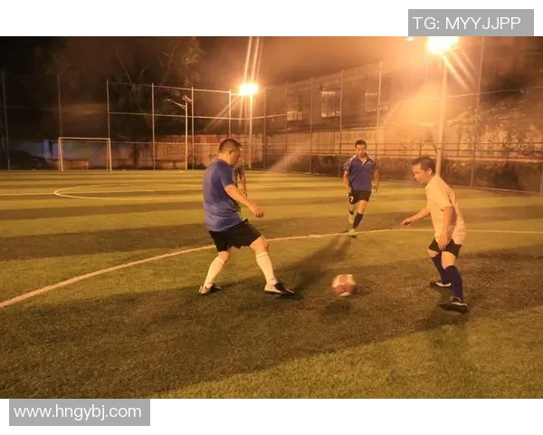 足球明星穿搭风潮过膝袜时尚写真展现运动魅力与个性风格