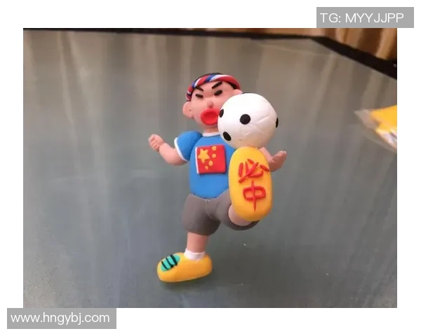 用黏土打造足球明星的创意手工艺品，趣味与艺术的完美结合