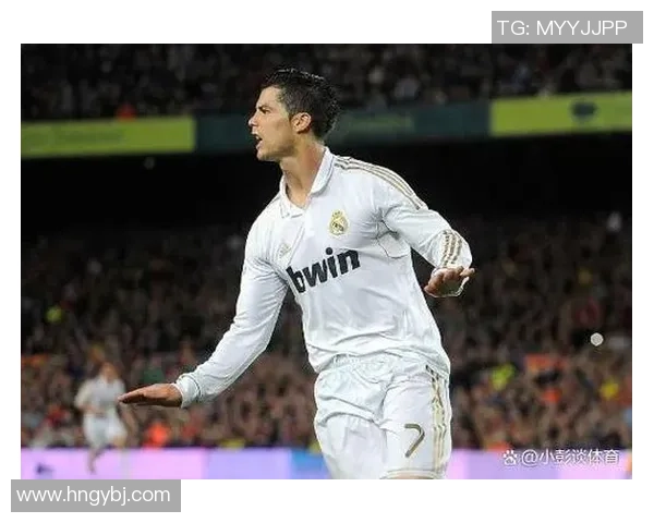 足球明星张开双手展现自信与激情的瞬间让我们感受运动的魅力与活力